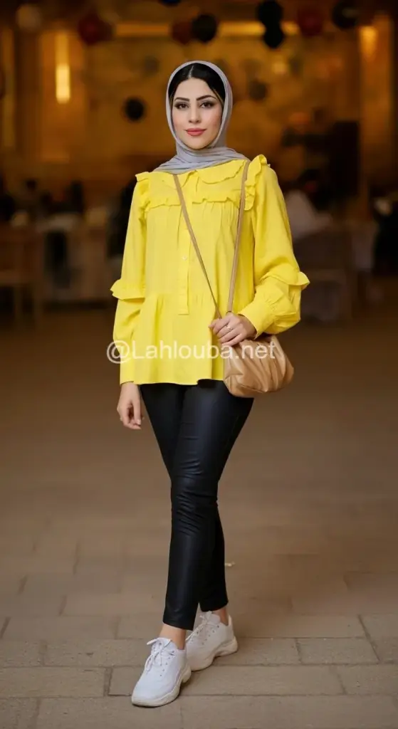 محجبة ترتدي بلوزة صفراء انيقة مع بنطلون جلد