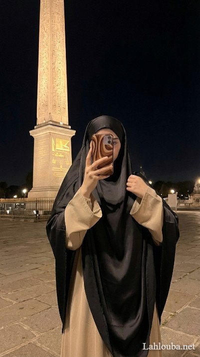 خلفيات بنات محجبات امام مسلة اثرية في متحف مصري