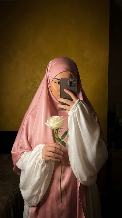 رمزيات بنات محجبات نصف وجه اسلامي شرعي ملابس فضفاضه من الساتان في الليل تمسك وردة بيضاء جميلة