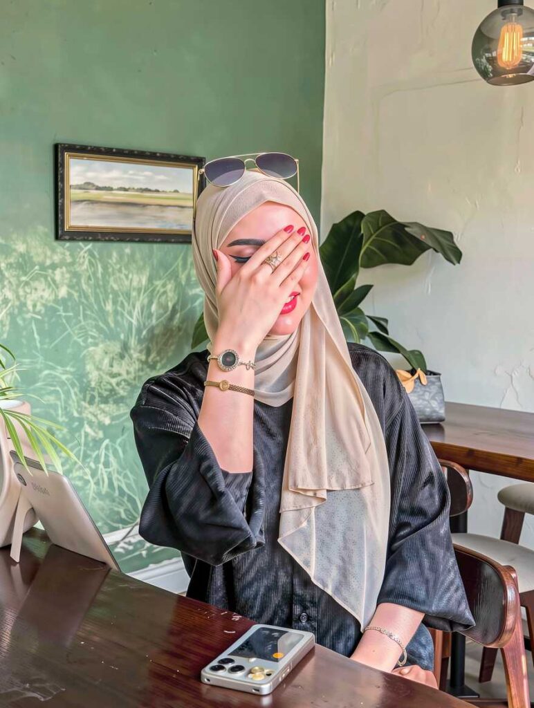 صور محجبة نصف وجه تغطي وجهها بيدها للواتس والفيس كأنها أنتي 